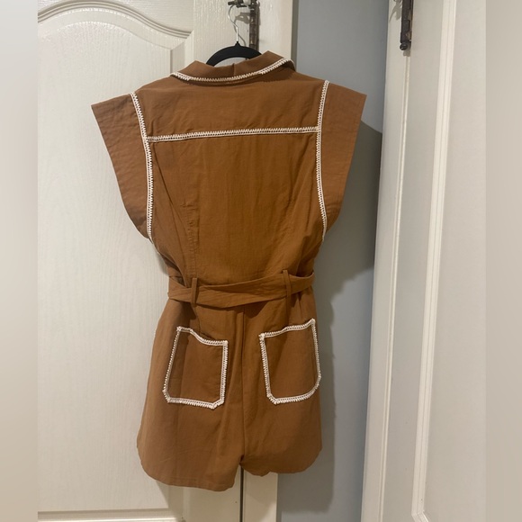 NWT Ciebon Sleeveless Utility Romper with White Trim and Belt - Picture 2 of 2